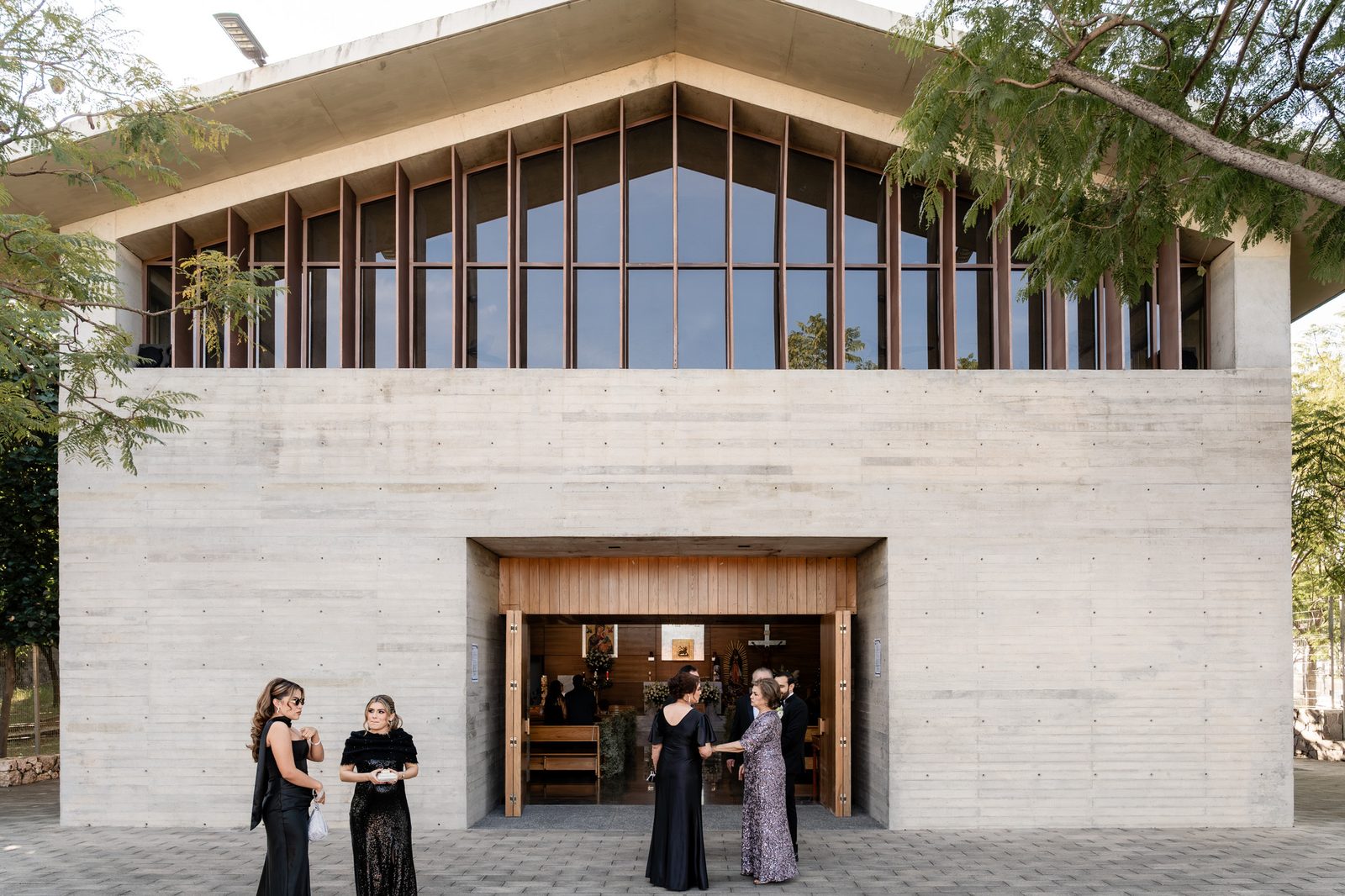 Invitadas frente a la capilla de La Victoria Eventos, en La Primavera, Zapopan