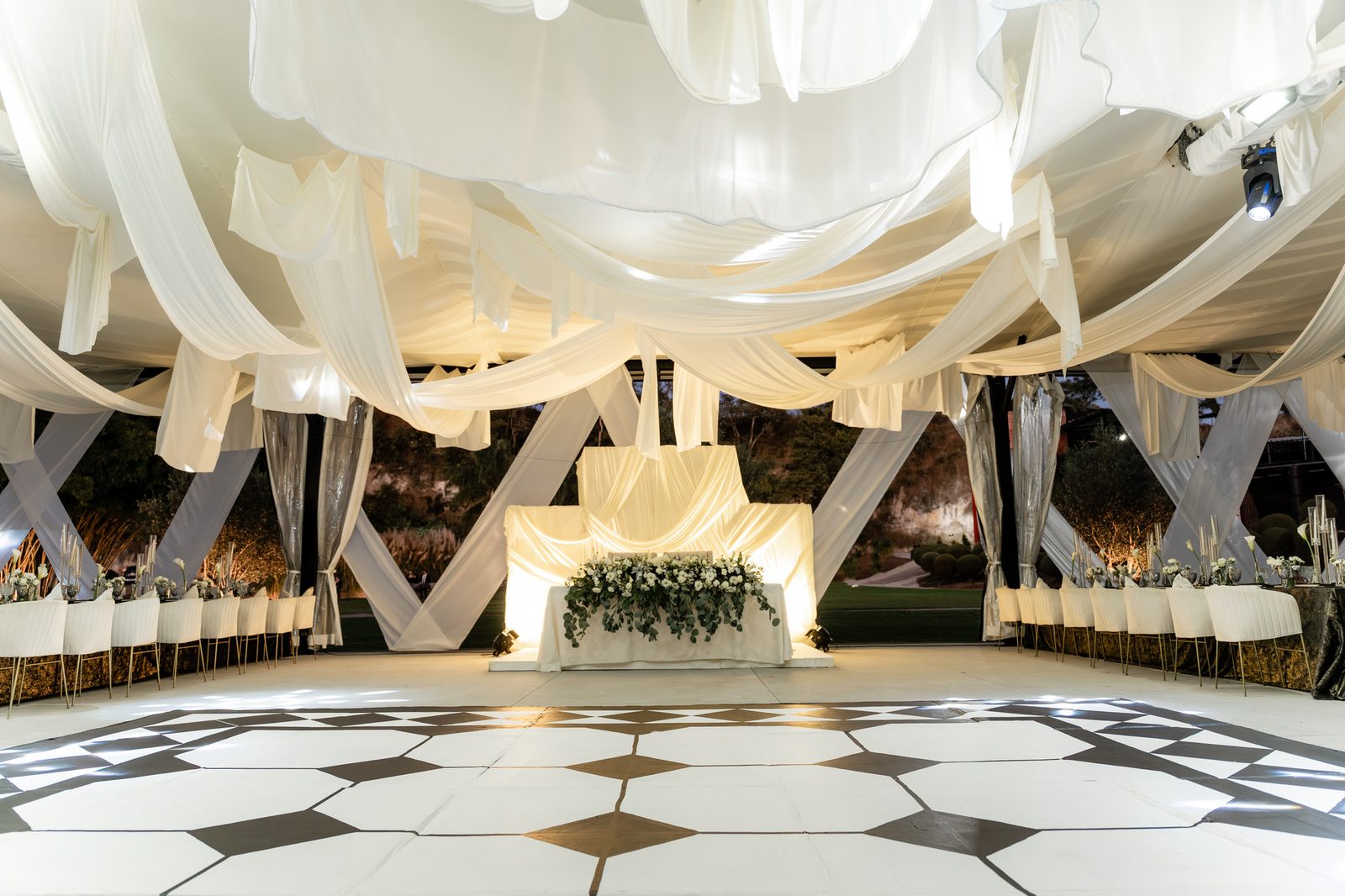 Salón Victoria con cielo entelado a dos aguas y pista de baile, antes de la recepción