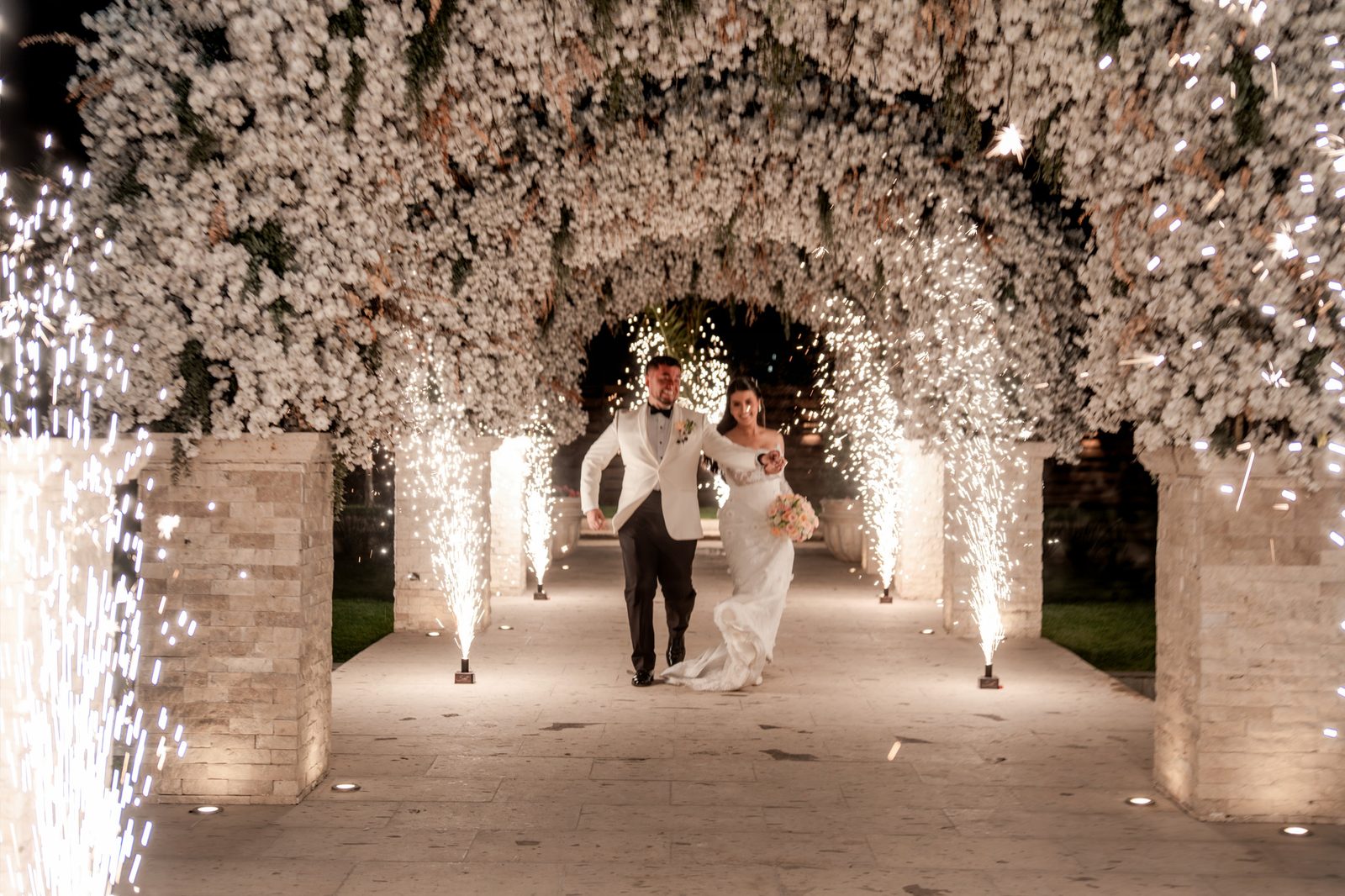 Arco de flores y luces en la entrada de los novios, La Cantera Eventos, Tonalá