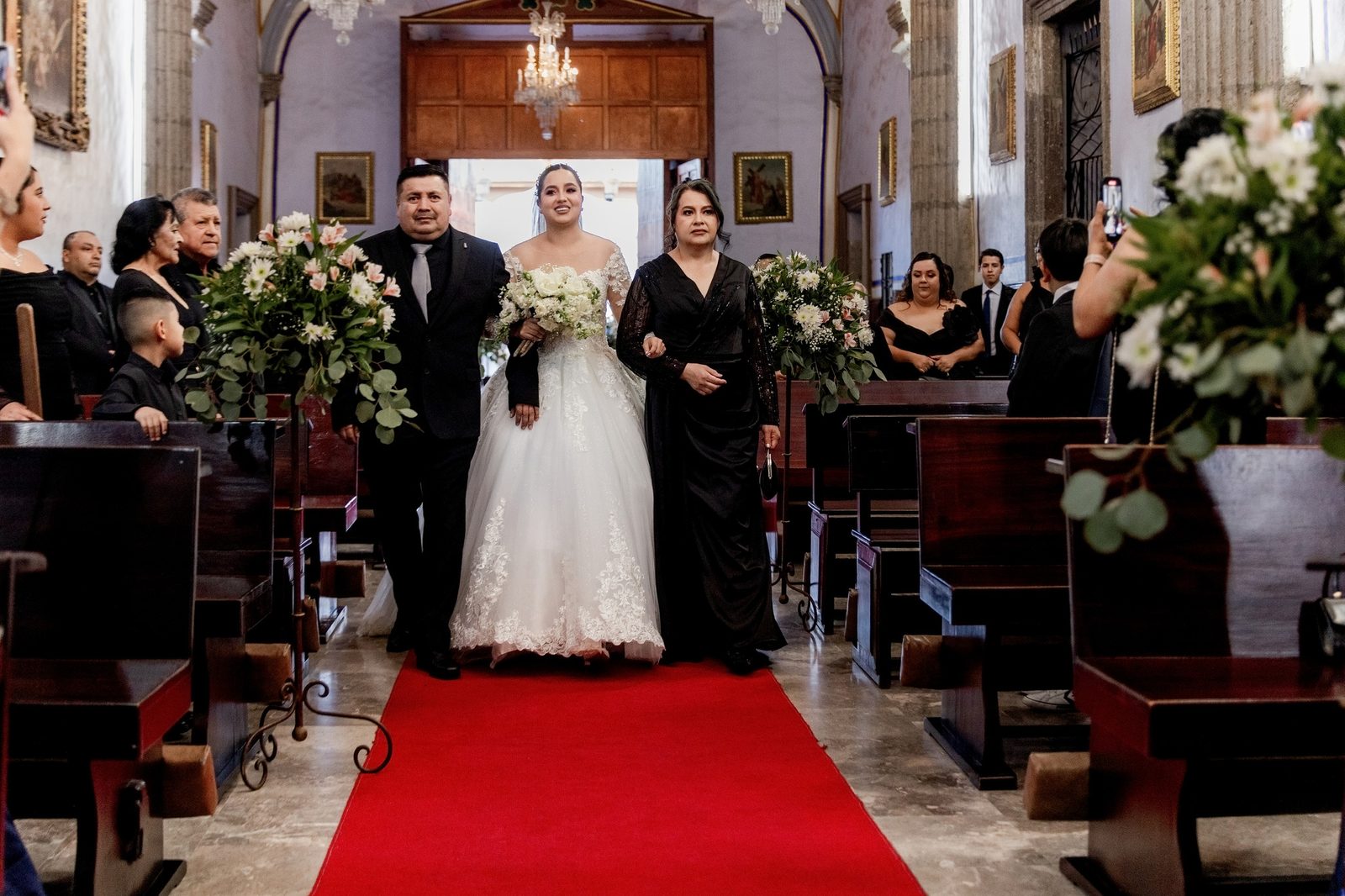 Entrada de la novia a la iglesia, boda de Paola y Christian, Tonalá