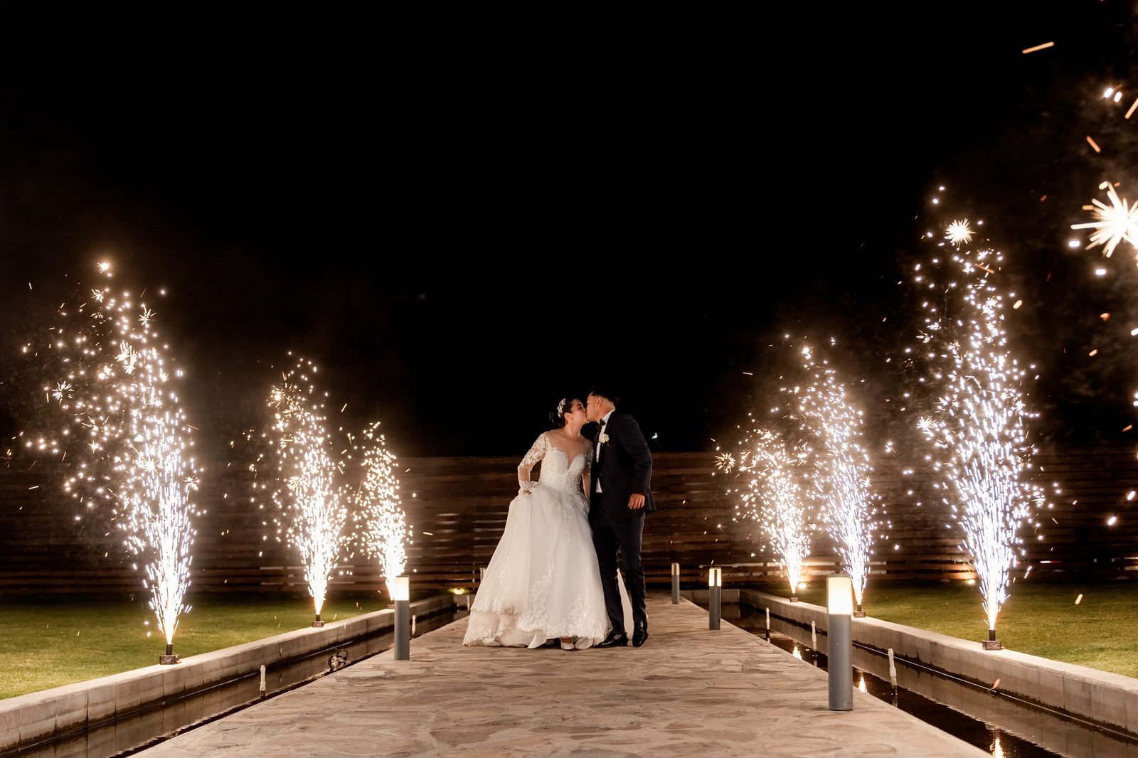Paola y Christian con pirotecnia fría en el jardín de La Toscana Eventos