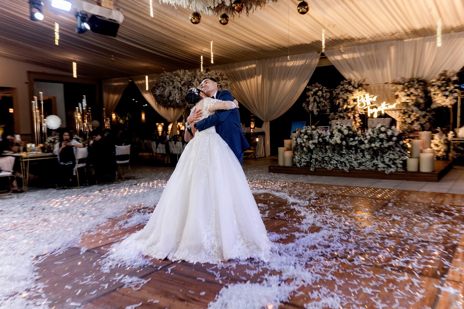 Novios bailando entre confeti en su boda en Tonalá