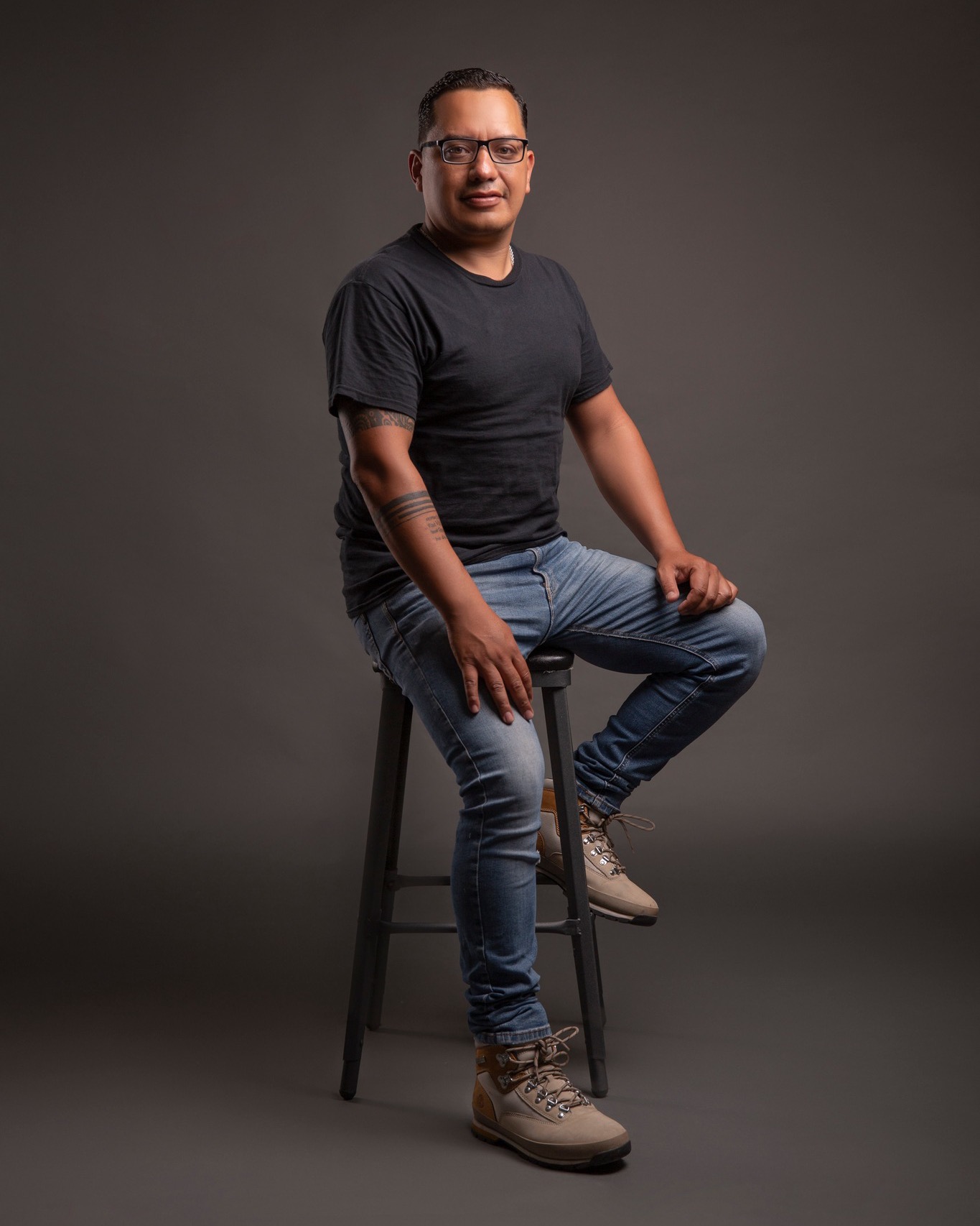 Retrato de Oscar Lara, fotógrafo documental de bodas en Guadalajara